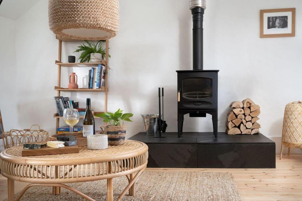 Porthcurno Barns, The Cart Lodge - Cosy Cottage, Walk To Porthcurno Beach, Pedn Vouder & Minack Theatre *